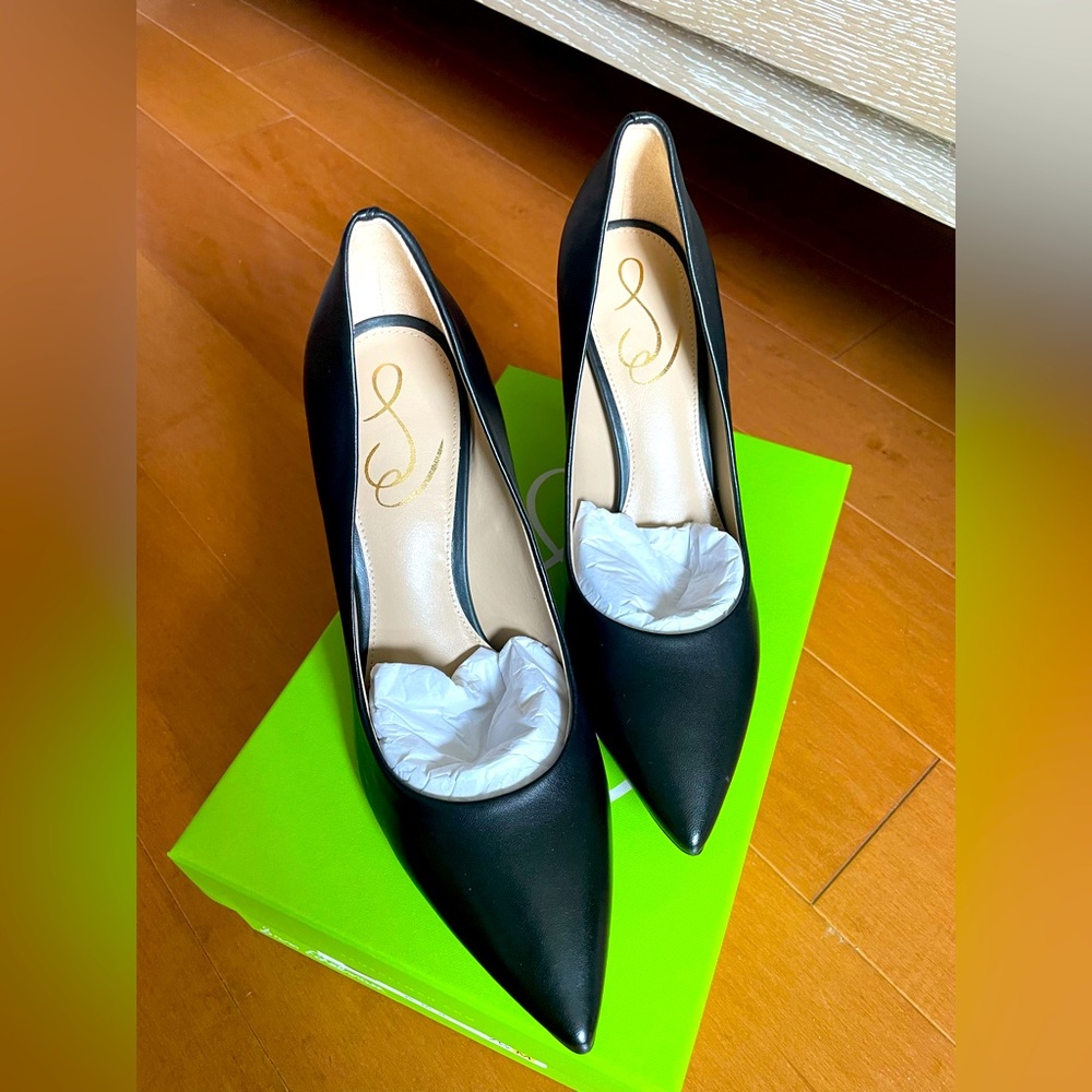 Sam Edelmam Hazel Pointed Toe Heel
BLACK LEATHER / Size 7.5